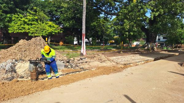 Aqualia avanza en la ejecución de las obras de optimización del sistema de alcantarillado en el barrio Centro. Esta obra beneficiará a 1.384 personas y cuenta con una inversión inicial de 144.000.000 millones.